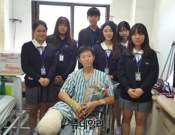 ▲ 서현고등학교 학생들(왼쪽부터 전민경, 설효원, 방홍석, 이유경, 이하영, 정예림)이 29일 오후, 북한군 목함지뢰 도발로 부상당한 김정원 하사를 만나기 위해 분당 국군수도병원을 찾았다. ⓒ 뉴데일리DB
