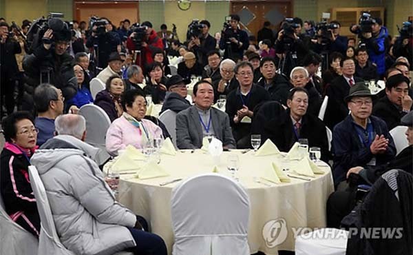 ▲ 2014년 2월 19일 설 계기 이산가족 상봉 행사에 참석한 사람들. 이산가족은 고령화로 그 수가 점점 줄고 있다. ⓒ연합뉴스. 무단전재 및 재배포 금지.