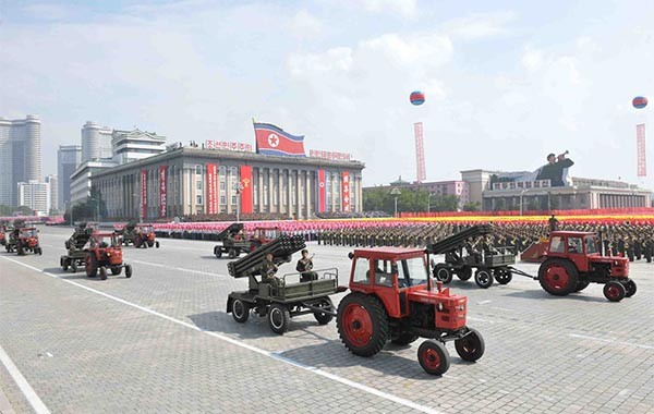 북한의 열병식에 등장한 '트랙터 방사포'. 처음 등장했을 때 국내 군사전문가들은 일종의 '비대칭 전력'이 아닐까 생각했다. 하지만 최근 북한 내부 소식통에 따르면, 나름대로 '최신예 전력'이다. ⓒ北선전매체 보도화면 캡쳐
