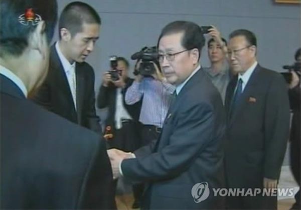 ▲ 2012년 9월 문선명 통일교 교주 사망 당시 평양에 차려진 빈소에 조문하는 장성택. ⓒ연합뉴스. 무단전재 및 재배포 금지.