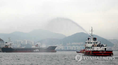 ▲ 부산시 사하구 감천항 부산탱크터미널부두에서 해양경비안전서 해군작전사령부, 사하소방서, 항만소방서 직원들이 위험·유해물질(HNS) 합동 방제훈련을 하고있다. ⓒ 연합뉴스