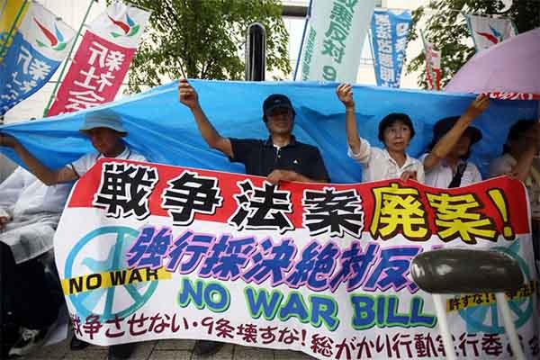 아베 정권의 '안보법안'에 반대하는 일본 시위대. 하지만 '찻잔 속의 태풍'이 될 것으로 보인다. ⓒ홍콩 '사우스차이나모닝포스트(SCMP)' 보도화면 캡쳐