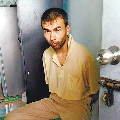 ▲ 지난 29일 오후 1시 30분경(현지시간) 태국 방콕의 무슬림 집단 거주지에서 체포된 방콕 테러 용의자 '아뎀 카라다그'의 모습. ⓒ연합뉴스. 무단전재 및 재배포 금지.