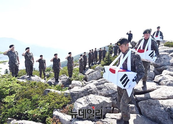 ▲ 2015년 상반기 설악산 상봉에서 발굴된 전사자 유해를 수습해 봉송하고 있는 장병.ⓒ국방부