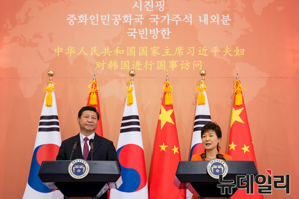 ▲ 박근혜 대통령이 지난해 7월 방한한 시진핑 중국 국가주석과 공동기자회견을 갖고 있다. ⓒ청와대 제공