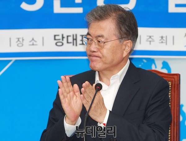 ▲ 새정치민주연합 문재인 대표는 최근 국민의 뜻은 비례대표를 줄여서는 안 된다는 것이라고 발언했지만, 여론조사 결과와는 상반된다는 지적이 나오고 있다. ⓒ뉴데일리 이종현 기자