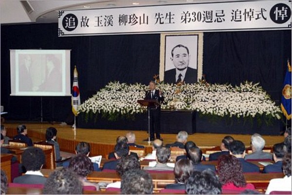 ▲ 신민당 유진산 당수는 지난 71년, 전국구 명부를 마감 3분 전에 뒤바꿔 자신이 전국구 1번으로 들어가는 이른바 진산 파동을 일으켰다. 사진은 지난 2004년 치러진 옥계 유진산의 30주기 추도식 모습. ⓒ조선일보 사진DB