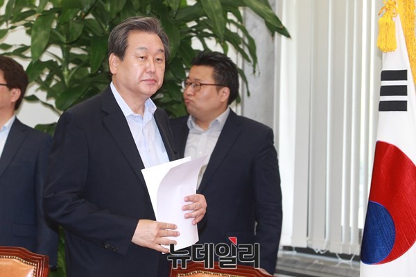 ▲ 새누리당 김무성 대표가 31일 국군수도병원과 분당 서울대 병원을 방문해 목함지뢰로 부상을 당한 장병을 위로했다. ⓒ뉴데일리 이종현 기자