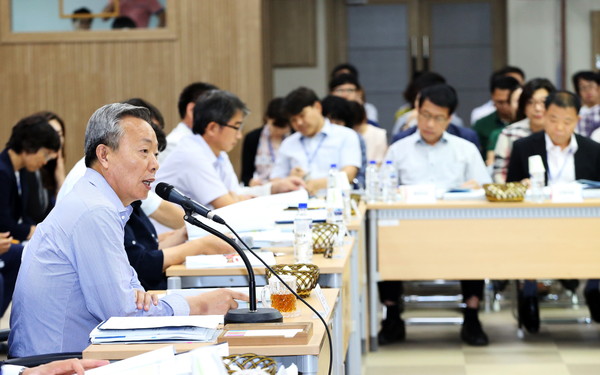 ▲ 윤상기 군수가 7급이상 주무관들을 소집하고 2016년 합동 업무보고회를 하고 있다 ⓒ뉴데일리