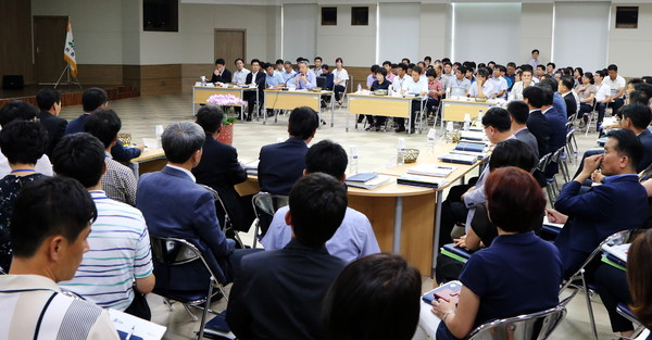 ▲ 윤상기 군수와 주무관들이 질의응답을 하고 있다