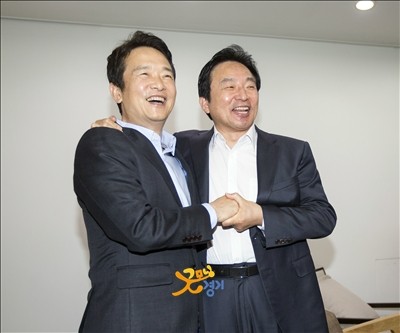 ▲ 31일 오전 경기도와 제주특별자치도간 상생협력 협약식 체결을 위해, 제주도청을 찾은 남경필 경기도지사가, 원희룡 제주도지사를 만나 반갑게 인사를 하고 기념촬영을 하고 있다. ⓒ 경기도 사진 제공