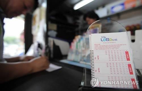 ▲ 상반기 복권 판매량이 1조7700억원으로 올 목표치 3조4000억원의 절반을 넘어섰다ⓒ