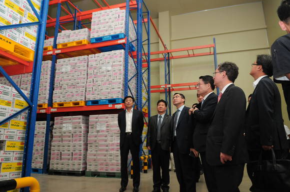 ▲ aT는 농식품부와 함께 대중국 수출 확대를 위해 공공기관 최초로 칭다오 한국농수산식품 물류센터를 중국 칭다오에 지난 28일 오픈했다고 밝혔다.ⓒaT