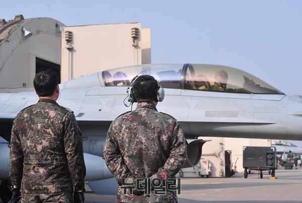 출격하는 전투기를 바라보고 있는 공군 부사관 모습.(자료사진) ⓒ뉴데일리 정상윤 기자