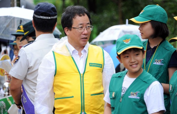 ▲ 김석준 부산광역시교육감이 초등학교 개학에 맞춰 등굣길 교통 안전 사고 예방을 위해 안전조끼를 착용하고 직접 학생들의 안전을 챙겼다.ⓒ뉴데일리