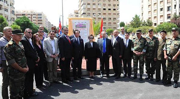 ▲ 시리아 다마스커스의 '김일성 공원' 개관식에 모인 시리아·북한 관계자들. ⓒ알 자지라 보도화면 캡쳐