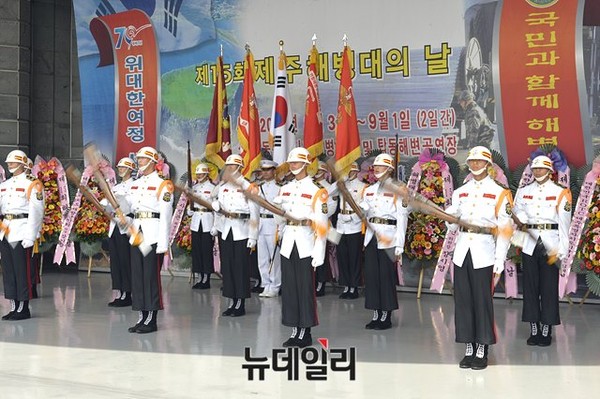 ▲ 해병대사령부는 1일 오전 제주시 탑동 해변공연장에서 '제주 해병대의 날' 기념식을 열었다. 사진은 해병대 의장대의 의장시범 모습이다. ⓒ해병대사령부