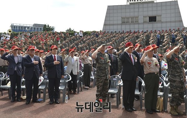 ▲ 해병대사령부는 1일 오전 제주시 탑동 해변공연장에서 '제주 해병대의 날' 기념식을 열었다. 사진은 기념식에 참석한 내외빈들이 국기에 대한 경례를 하고 있는 모습이다. ⓒ해병대사령부