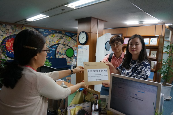 ▲ 1일 오전, '청년이 여는 미래' 신보라 대표(사진 오른쪽)가, 김승환 전북교육감이 전북 학생들의 취업 기회를 부당하게 박탈했다며 국가인권위원회에 진정서를 제출했다. ⓒ 뉴데일리DB