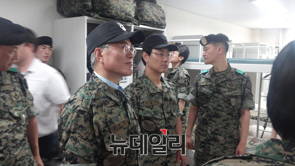 ▲ 새정치연합 문재인 대표는 지난 달 11일 목함지뢰 도발에 부상당한 장병을 병문안 간 자리에서 '국방위원회 소속'임을 강조했다. 그는 평상시에도 특전사 출신임을 강조해왔다. 사진은 1공수여단을 방문한 문재인 대표. (왼쪽) ⓒ뉴데일리 정상윤 기자