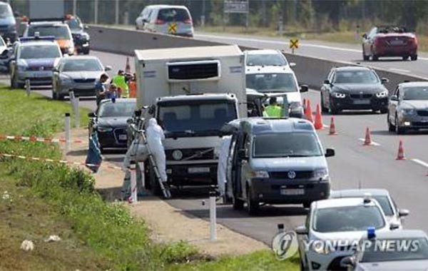▲ 지난 27일(현지시간) 오스트리아 고속도로에서 발견된 냉동 트럭. 난민 시신 71구가 발견됐다. 이 트럭이 발견된 고속도로는 헝가리 국경과 인접한 지역에 있다. ⓒ연합뉴스. 무단전재 및 재배포 금지.