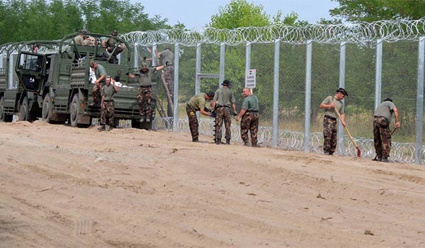 ▲ 세르비아와의 국경에 설치한 철조망 장벽을 점검하는 헝가리 병사들. ⓒ러시아 스푸트니크 뉴스 보도화면 캡쳐