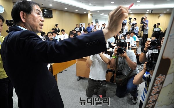 ▲ 박원순 서울시장은 지난 6월 4일 밤 서울시 신청사에서 긴급기자회견을 열고, 35번 메르스 확진자가 감염된 상태에서 1,500여명이 모인 행사에 참석했다고 발표해, 언론의 집중적인 조명을 받았다. ⓒ 뉴데일리DB