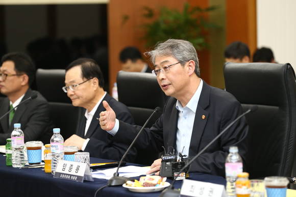 ▲ 임종룡 금융위원장(오른쪽)이 코넥스 관련 업계의 애로사항을 청취한 뒤 답변하고 있다.ⓒ금융위