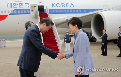 ▲ 박근혜 대통령과 새누리당 김무성 대표가 악수하고 있다. ⓒ연합뉴스