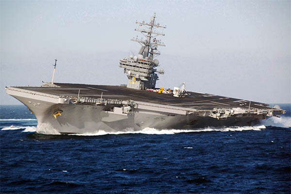 ▲ 2007년 10월 비행갑판의 마찰력을 테스트하기 위해 급속기동 중인 CVN-76 '로널드 레이건'호. ⓒ위키피디아 공개사진