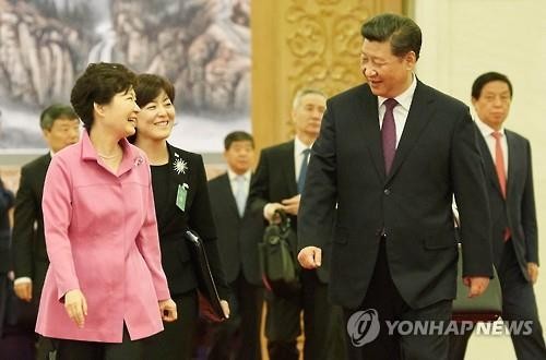 ▲ 2일 낮 중국 베이징을 방문한 박근혜 대통령이 시진핑 주석과 대화를 나누며 정상회담장으로 이동하고 있다. ⓒ연합뉴스