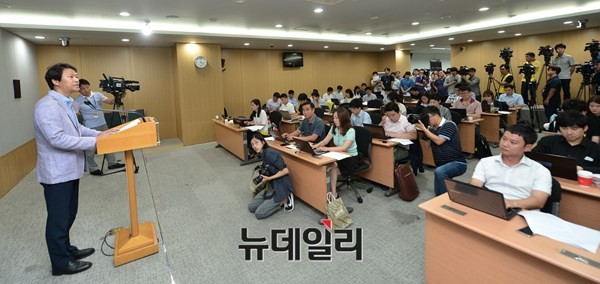 ▲ 임종석 서울시 정무부시장이 2일 오후, 박원순 시장 아들 박주신씨 병역비리 의혹 보도와 관련돼, 브리핑을 하고 있다. ⓒ 뉴데일리 정상윤 기자