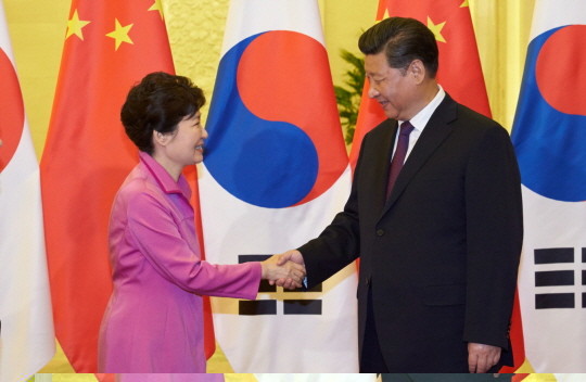 ▲ 2일 한중 정상회담을 위해 중국을 방문한 박근혜 대통령이 시진핑 주석과 만나 인사를 나누고 있다. ⓒ청와대 제공