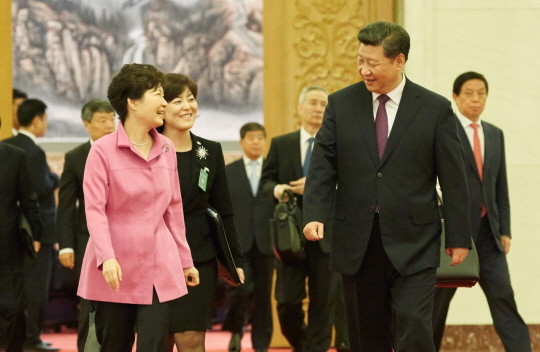 ▲ 2일 한중 정상회담을 위해 중국을 방문한 박근혜 대통령이 시진핑 주석과 만나 인사를 나누고 있다. ⓒ청와대 제공