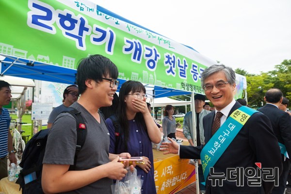 ▲ 개강맞이 학생 환영 행사에서 홍덕률 총장이 학생들과 인사를 나누며 환하게 웃고 있다.ⓒ대구대 제공