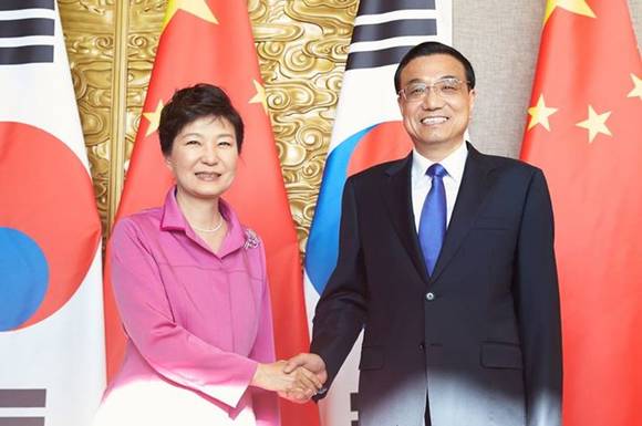 ▲ 방중 중인 박근혜 대통령이 2일 리커창 중국 총리와 만나 회담을 나누고 있다. ⓒ 청와대 제공