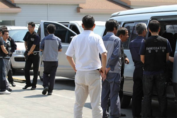 2010년 법무부와 해양경찰이 합동으로 불법체류자를 단속하는 모습. ⓒ해양경찰청 블로그 캡쳐