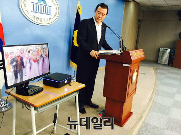 ▲ 새누리당 홍문표 의원이 3일 기자회견을 열고 김정은 추종가가 포함된 노래방 기기를 시연해 보였다.  ⓒ홍문표 의원실 제공