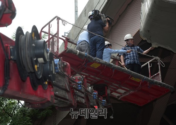 ▲ 서울경찰청이 서울역 고가 공원화사업 관련 심의를 두 차례나 보류한 데 대해, 서울시가 2일 기자회견을 통해 공식적으로 유감을 표했다. 기자회견 뒤 서울시관계자와 출입기자들이  서울역 고가도로를 방문해 현장을 살펴보고 있다. ⓒ 뉴데일리 정상윤 기자