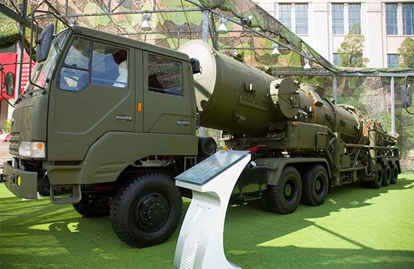 ▲ DF-21D의 원형인 DF-21A 탄도탄과 이동형 차량 발사대. 中베이징 군사박물관에 전시돼 있다. ⓒ위키피디아 공개사진