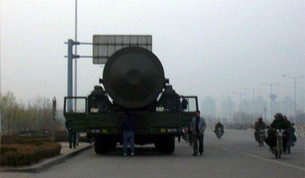 ▲ 중국 시민이 도로에서 포착, 휴대전화로 찍어 온라인에 올린 DF-41의 사진. ⓒ글로벌 디펜스 포럼 블로그 캡쳐