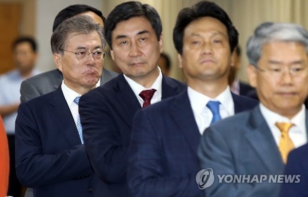 ▲ 새정치민주연합 문재인 대표가 3일 광주광역시청 중회의실에서 열린 예산정책협의회에 참석한 자리에서 굳은 표정으로 국민의례를 하고 있다. 문재인 대표 오른쪽으로는 차례대로 이종걸 원내대표, 안민석 예결특위 간사, 김동철 의원이다. ⓒ연합뉴스 사진DB