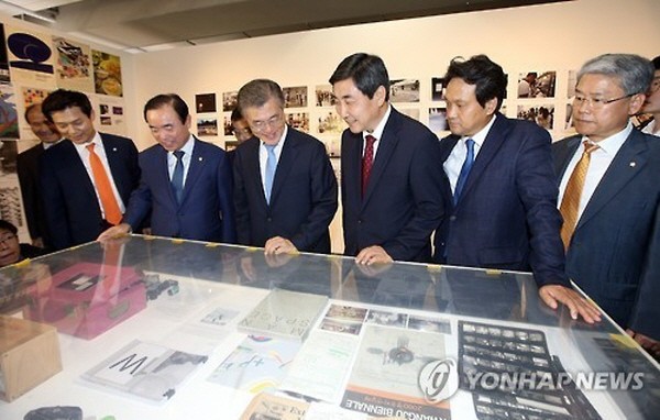 ▲ 새정치민주연합 문재인 대표가 3일 광주 예산정책협의회에 앞서 아시아문화전당을 방문해 전시물들을 둘러보고 있다. 사진 오른쪽부터 왼쪽으로 김동철 의원, 안민석 예결특위 간사, 이종걸 원내대표, 문재인 대표, 장병완 의원이다. ⓒ연합뉴스 사진DB