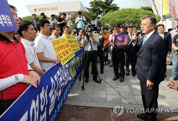 ▲ 새정치민주연합 문재인 대표가 3일 광주 예산정책협의회에 앞서 시청 앞에서 대기업 쇼핑몰의 입점에 반대하며 시위를 벌이고 있는 지역 상인들의 집회 현장을 찾아 발언하고 있다. ⓒ연합뉴스 사진DB