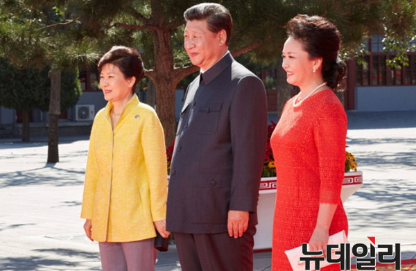 박근혜 대통령이 전승절 기념행사가 열린 3일 오전 중국 베이징 자금성에서 시진핑 국가주석, 펑리위안 여사와 기념촬영을 하고 있다. ⓒ뉴데일리