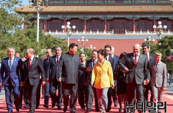 박근혜 대통령이 전승절 기념행사가 열린 3일 오전 중국 베이징 자금성에서시진핑 중국 국가주석, 각국 정상들과 이동하고 있다. ⓒ뉴데일리