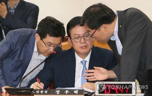 ▲ 정우택 정무위원장(가운데), 김용태 여당 간사(왼쪽), 김기식 야당 간사가 3일 국회 정무위원회 전체회의에서 국정감사 증인·참고인에 대해 논의하고 있다. 왼쪽부터 김용태 새누리당 간사, 정우택 위원장, 김기식 새정치연합 간사. ⓒ 연합뉴스