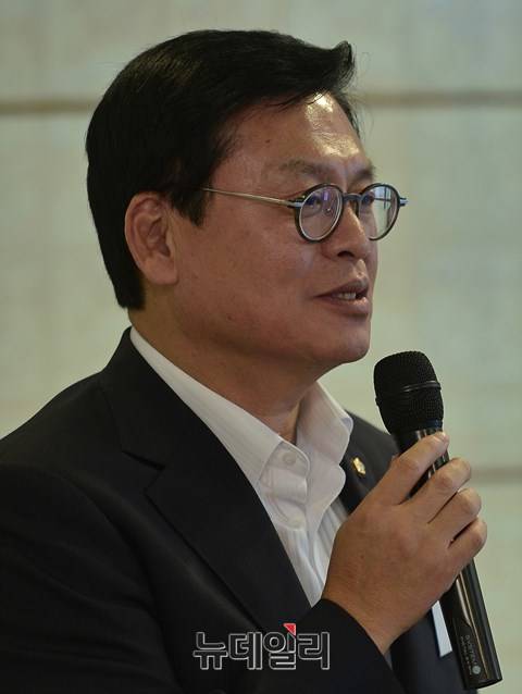 ▲ 국회 정무위원장인 새누리당 정우택 의원. ⓒ 뉴데일리 정상윤 기자