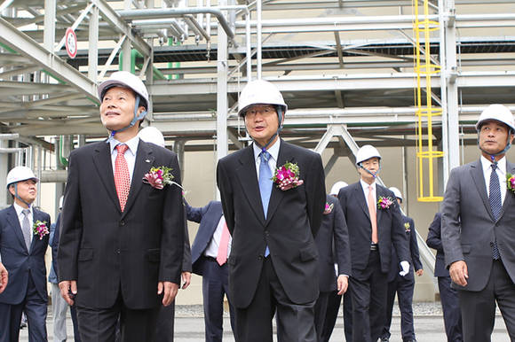 ▲ 금호폴리켐 EPDM 4라인 준공식에 참석한 박찬구 금호석유화학그룹 회장(좌측에서 두번째)이 내빈과 함께 공장을 둘러보고 있다.ⓒ금호폴리켐