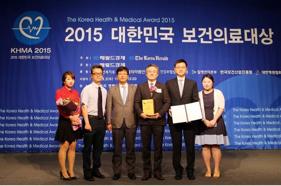 ▲ 보건의료대상을 수상한 고려대학교 안암병원 장기이식센터_왼쪽부터 김수진 코디네이터_유영동 교수_ 손호성 교수_김동식 교수_정철웅 교수_장영실 코디네이터ⓒ고대안암병원